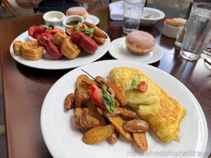 Disney Aulani Resort character breakfast & resort review