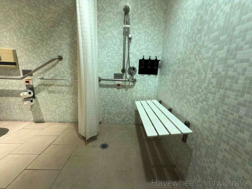 Review - Qantas International Business Class Lounge, Sydney - Have Wheelchair Will Travel