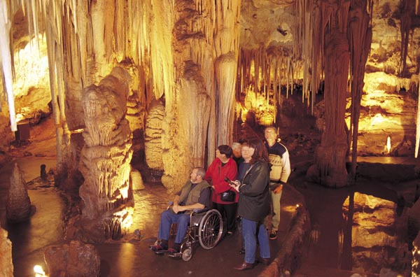 tantanoola-caves-family-inside-cave-gal